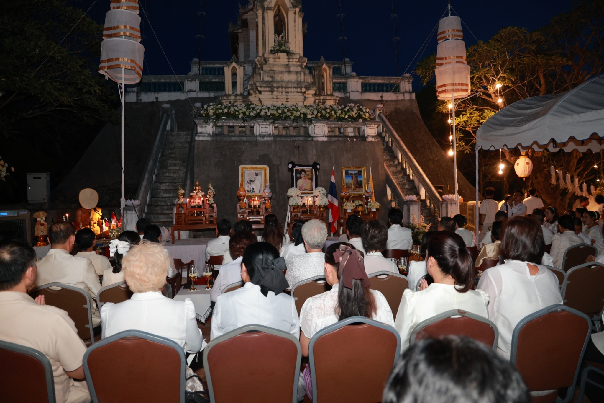 title - ปฏิรูปที่ดินจังหวัดเพชรบุรี ร่วมงานตามประทีปโคมไฟเนื่องในเทศกาลวิสาขบูชา ประจำปี 2569 และพิธีสวดพระพุทธมนต์ เจริญจิตตภาวนาอุทิศถวายแด่สมเด็จพระนางเจ้าสิริกิติ์ พระบรมราชินีนาถ พระบรมราชชนนีพันปีหลวง และเวียนเทียนรอบพระธาตุจอมเพชร